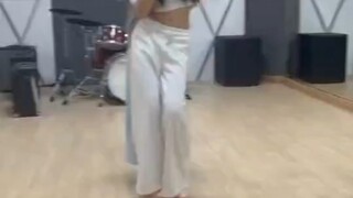 lmsy accidentally hit the medicine while practicing dance—Blueberry's reaction is hilarious! She qui