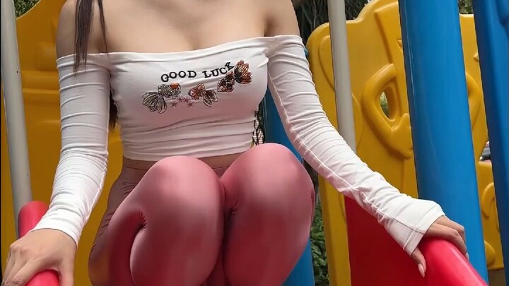 bermain di taman anak-anak