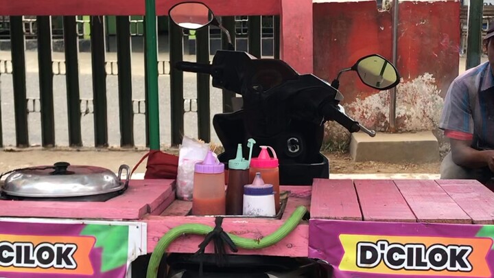 Berjualan itu butuh kesabaran, kadang tidak ada pembeli dikita tapi di lapak kawan ramai pembeli.