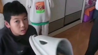 小孩哥打游戏充钱买皮肤，结果却逆风翻盘