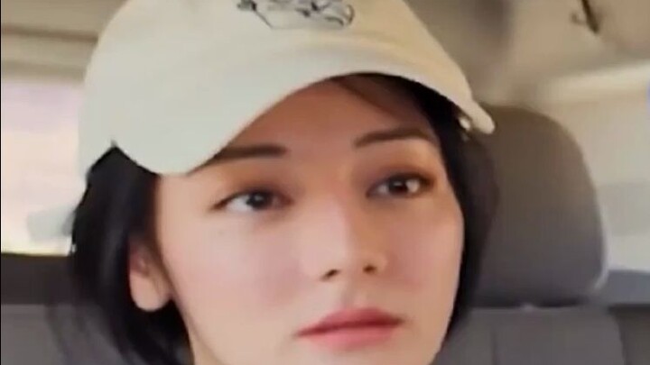 Everyone else’s outfits are styled by stylists, but Dilraba wore the same pair of shoes for over ten