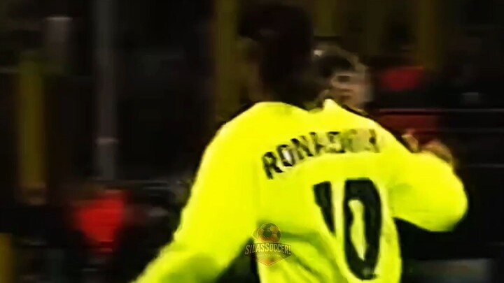 O DIA EM QUE O RONALDINHO HUMILHOU AS LENDAS DO MILAN