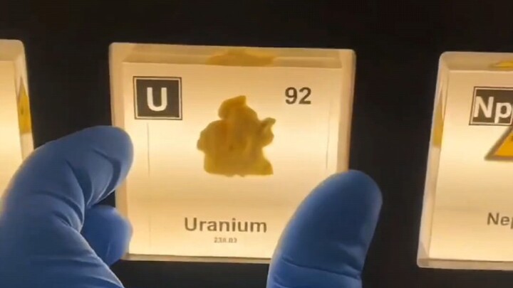 “Dinding Tabel Periodik Unsur Kimia yang Romantis”