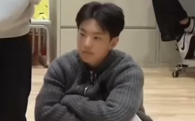 Some evidence that would make passersby think Hoshi is the maknae