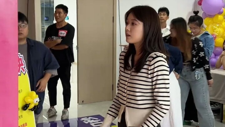 Oh my god, the two girls behind me can laugh for a whole year.