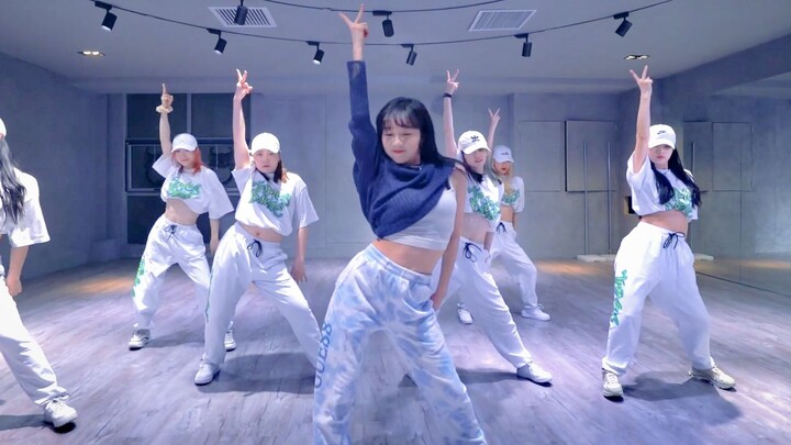 Cover Dance "Why oh Why" oleh Li Zixuan di Ruang Latihan