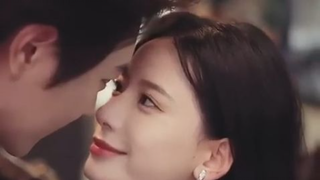 Gadis terbuang tak sengaja tidur dengan CEO, coba kabur, tapi dia jatuh cinta