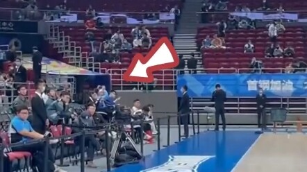 Trong “Cuồng Phiêu”, Lý Hoành Vĩ theo dõi trận đấu của đội bóng rổ Bắc Kinh, mà bản thân anh lại bất