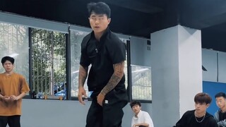 เรียนรู้การเต้นรำทุกประเภทด้วยการประสานงานเล็กๆ น้อยๆ สุดหล่อ