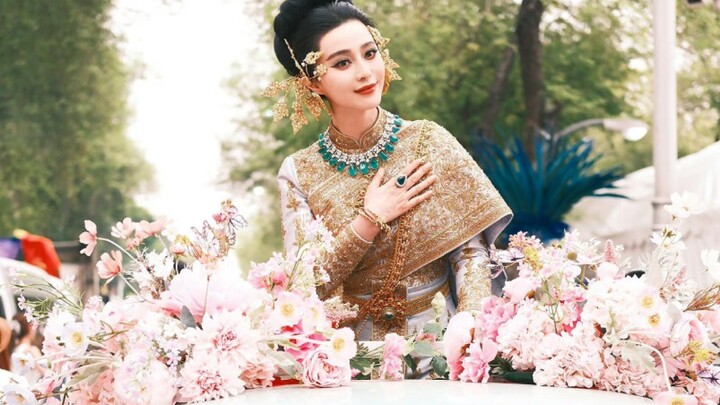 【فان بينغ بينغ】تقف 3 ساعات عند درجة حرارة 38 مئوية وهي تبتسم بلا توقف.. هيئة السياحة التايلاندية تخج