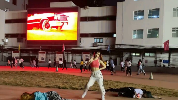 A large-scale social death scene! Dancing ITZY's Not Shy in the Peking University playground!!