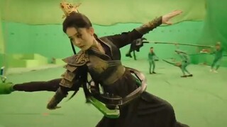 I searched for this hula hoop wire in the behind-the-scenes footage of Zhao Liying's fighting scenes