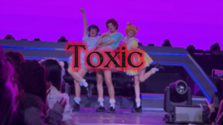 No need to go abroad—I’ve already seen the most stunning flower-queen girl group perform Toxic!