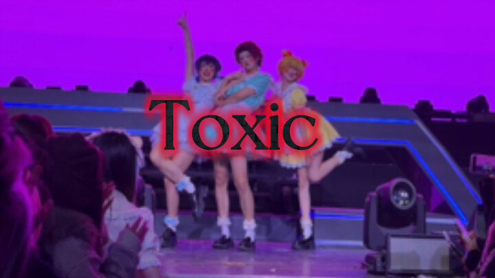 No need to go abroad—I’ve already seen the most stunning flower-queen girl group perform Toxic!