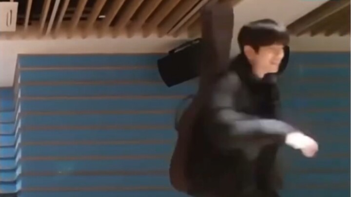 كيم سونغ مين يرقص على أغنية D9 حاملاً الغيتار