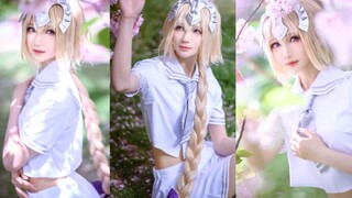 COSPLAY super cantik di Pameran Komik Firefly, Fate Joan of Arc, wanita muda super cantik dalam cosp