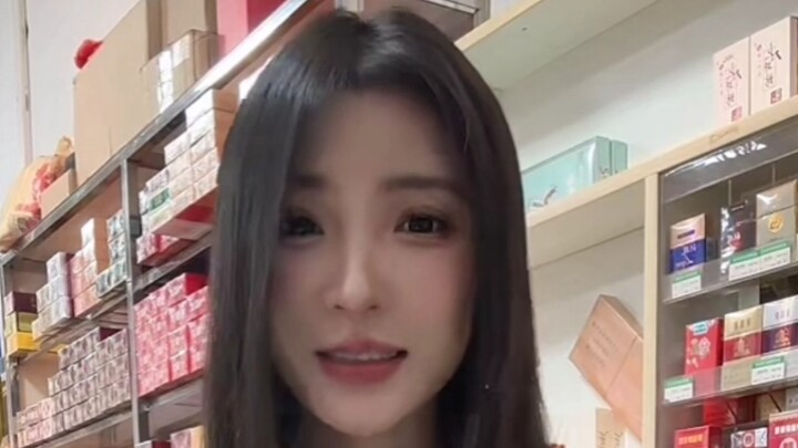 Chaoshan Grocery Store Owner Live Streams While Wearing Tall Boots and Slicing Meat Strips