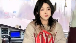 Gadis pedesaan itu tidak berkata apa-apa, hanya tersenyum