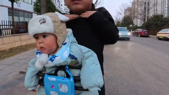 Khi bố nghĩ là bé không lạnh...