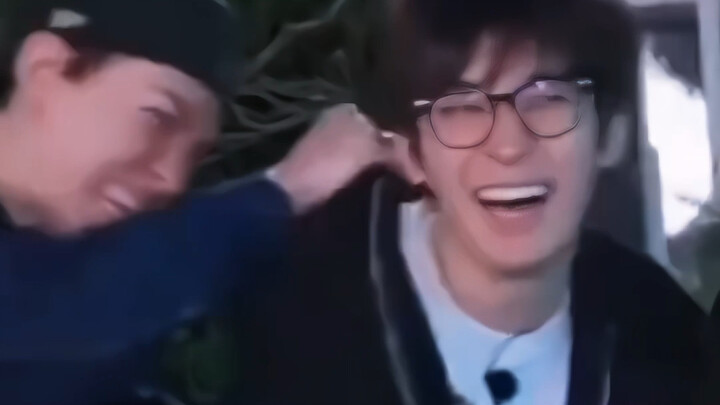 الزميل في خطر… من يجرؤ حقًا على الجلوس بجانب فيرنون وهو يضحك؟