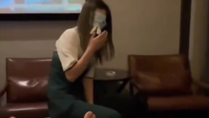 หนุ่มแช่เท้าด้วยปลาเฮร์ริงกระป๋องแทนไปสปาเท้า ช่างสาวถึงกับทนกลิ่นไม่ไหวจนเงยหน้าไม่ขึ้น!