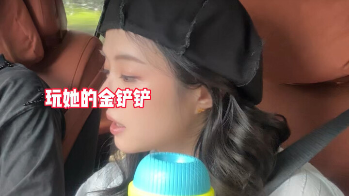 นี่คือขั้นตอนมาตรฐานเมื่อแฟนสาวนั่งอยู่เบาะข้างคนขับเหรอ ช่างเป็นคนขับที่โชคดีเสียจริง