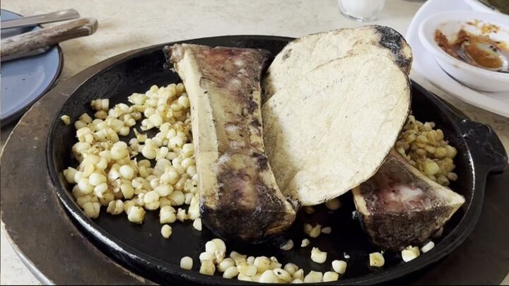 Tuetano en una cama de esquites