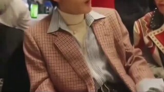 Tan Jianci: อย่ากิน Fu Longfei: กินสักอัน Tan Jianci: มันมีกลิ่นหอมมาก