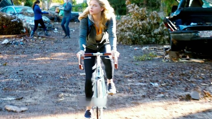 Watch the sci-fi movie "The 5th Wave" in one sitting.