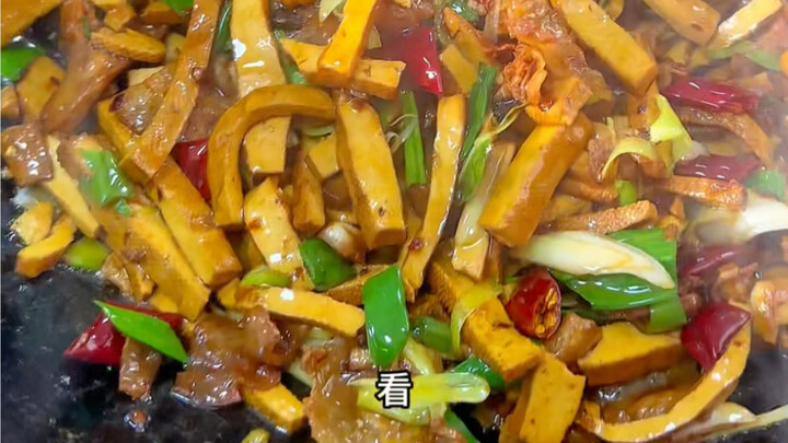 这大学生徒弟是不能要了，刀工是越来越快，牛的喊都喊不停了。