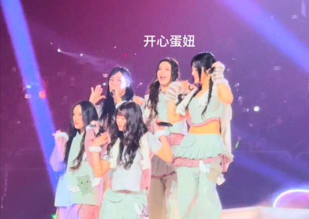 NewJeans' little moments that SBS cameras can't capture
