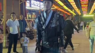 Meski menghunus pedang sedikit terlambat, tapi kharakternya tidak boleh kalah