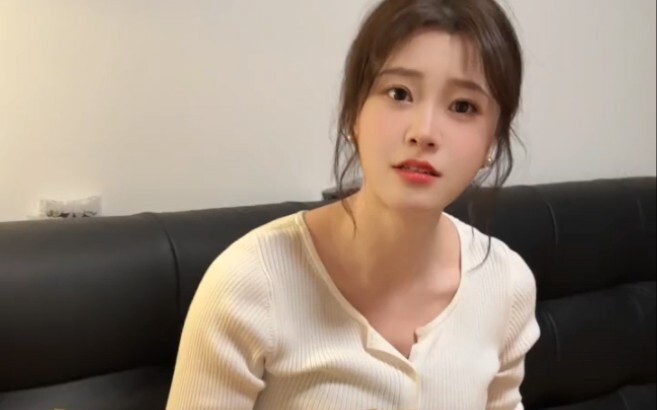 I suddenly barged into the beautiful guy’s house.