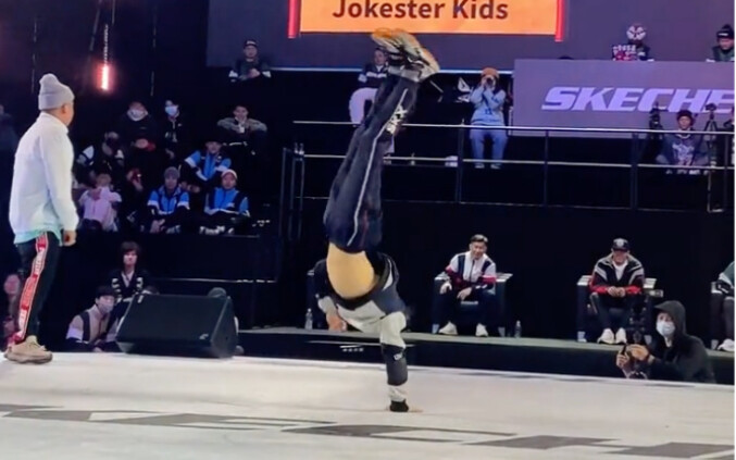 อู๋ซือฮ่าว หนุ่มน้อยนักเต้นเบรกแดนซ์วัย 10 ปีจากมณฑลเจียงซู พิสูจน์ด้วยฝีมือการเต้นว่าเบรกแดนซ์ของจี