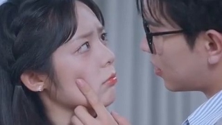 Di hari pertama sekolah, aku membuat marah CEO paling populer—tapi dia jatuh cina