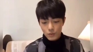 肖战直播时突然被电话打断，他慌乱的反应太真实了