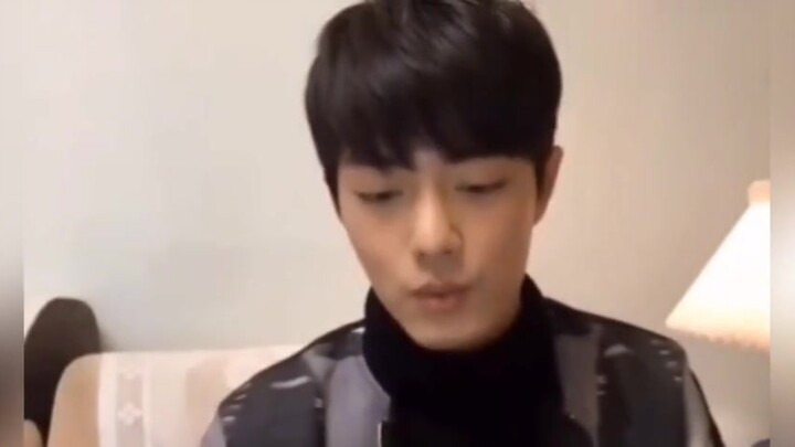 Xiao Zhan was suddenly interrupted by a phone call during his live broadcast. His panic reaction was