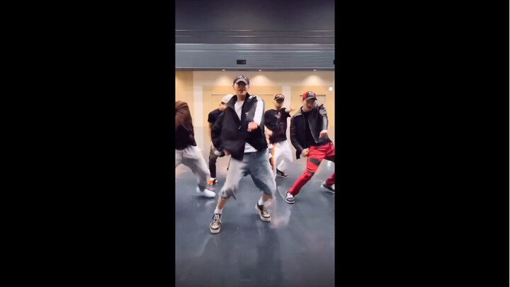 لا عجب أنه رئيس السلطة! هذه القوة، ودقة التفاصيل المُستعادة، مع لمسة خاصة به.