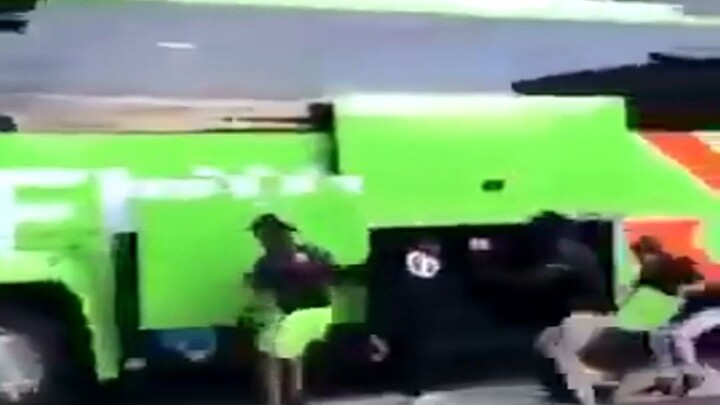 【Đọc Thanh Ý】Ấm lòng! Nhân viên phục vụ bất chấp nguy hiểm tính mạng để giúp hành khách dỡ hành lý x