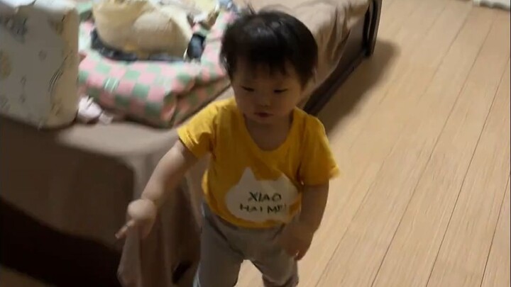 Bagaimana seorang anak yang belum bisa bicara membuat semua orang tahu bahwa ponselnya tidak bisa me