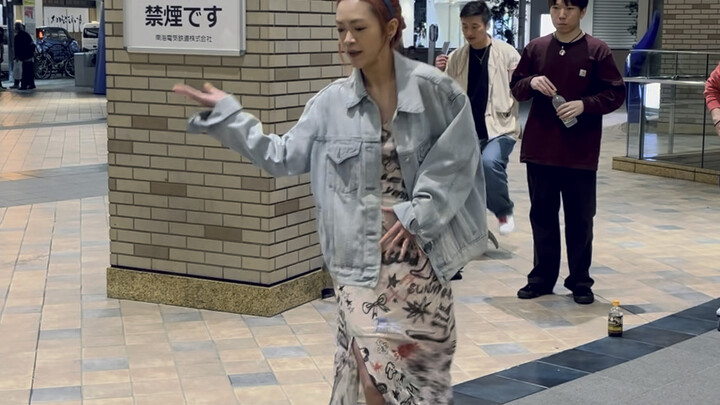 穿着裙子在大阪街头跳popping，把盘好的头发震散了
