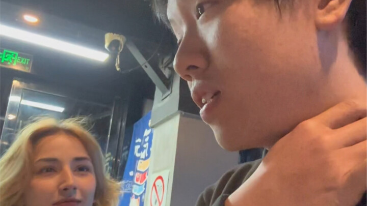 带外国老婆去网吧