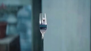 小女孩打弹弓的技术一流，这天赋像极了当年的自己