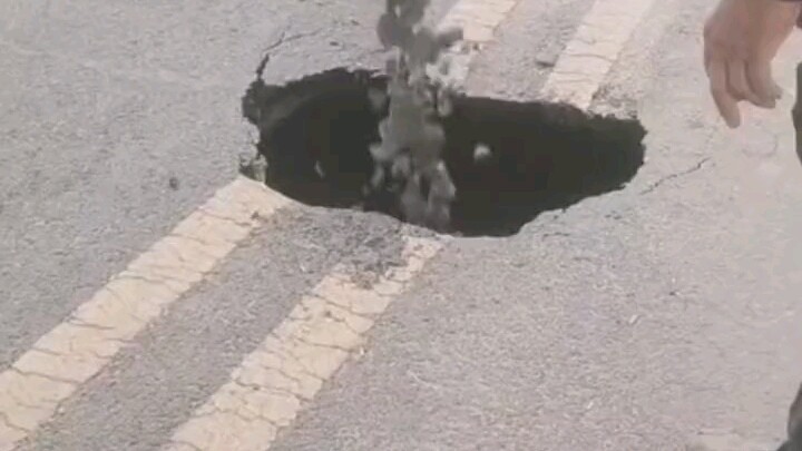 Pekerja konstruksi mengatakan di jalan terjadi longsor, meski sudah ditimbun berulang kali tetap tid
