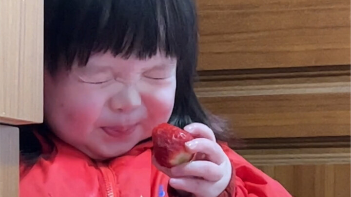 Dâu tây chua quá đi (như vậy mẹ sẽ không muốn ăn nữa)