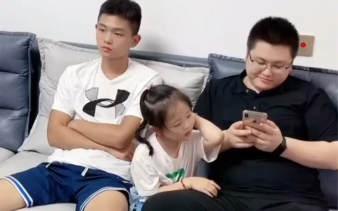 ฉากสองมาตรฐานสุดอลังการของอวี่เอ๋อร์ แต่สุดท้ายก็หนีไม่พ้นสถานะลูกคนที่สองอยู่ดี ฮ่าๆ