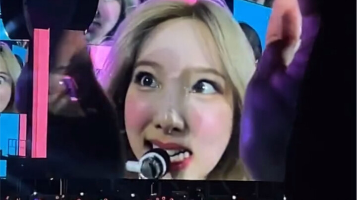 ลินนาจอง คุณเข้ามาใกล้เกินไปแล้ว!! [TWICE LA Show 220514]