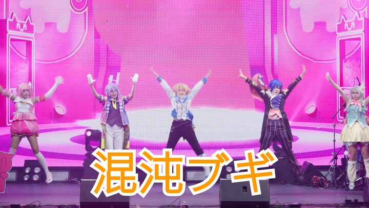 A brand-new back‑projection where the characters leap right out of the MV! The three‑jump sequence w