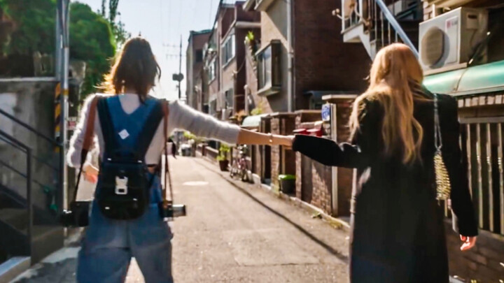 “Có lẽ mình sẽ sang Úc.” “Thế thì tụi mình sẽ chơi rất vui, ý mình là rất tự do...”