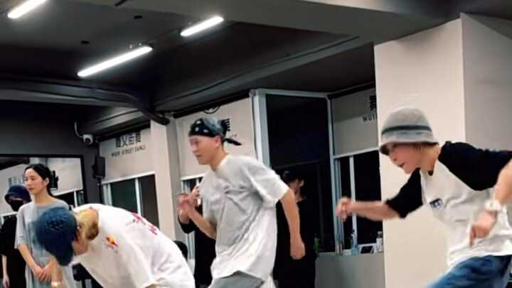 【هيب هوب】 درس ماجستير كيوكا في هانغتشو الفتاة بجانبه تبدو وكأنها تحترم كيوكا كثيرًا (بالمناسبة، المع